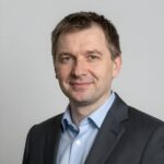 Портрет уверенного российского бизнесмена на нейтральном фоне для компании Ргупс Проф Стирка