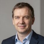 Портрет уверенного российского бизнесмена на нейтральном фоне для компании Ргупс Проф Стирка